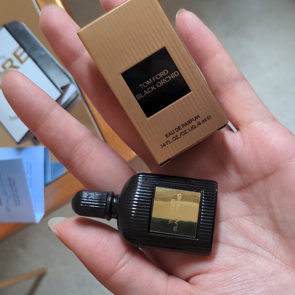 New! 5-Piece Perfume Sample Bundle - Picture 7 of 8
